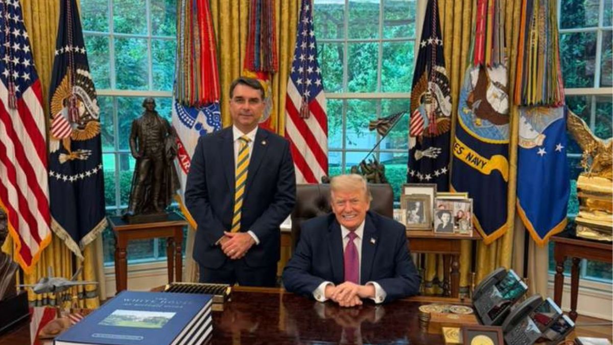 Flávio Bolsonaro realiza reunião com Donald Trump