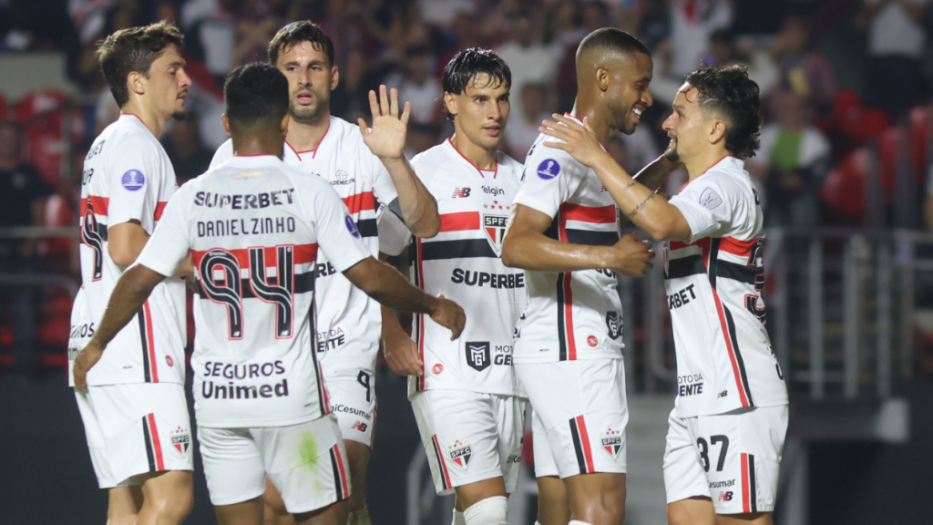 Atletas do São Paulo em ação durante a vitória por 2 a 0 contra o Boston River pela fase de grupos da Sul-Americana.