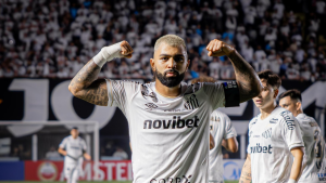 Jogadores do Santos celebram vitória de 3 a 0 sobre o Deportivo Cuenca na Vila Belmiro, garantindo classificação para os playoffs da Copa Sul-Americana.