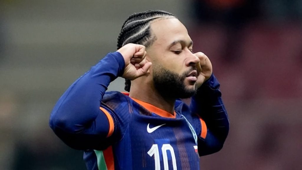 Atacante Memphis Depay com o uniforme da Seleção da Holanda, ilustrando sua terceira participação em Mundiais e o recorde como 25º jogador do Corinthians convocado para uma Copa do Mundo.