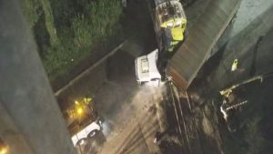 Local do acidente entre trem de cargas e caminhão na rodovia Cônego Domênico Rangoni, evidenciando o bloqueio na pista Piaçaguera-Guarujá.