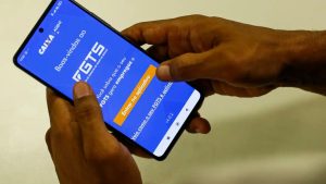 Trabalhador utilizando smartphone para consultar o saldo e o calendário do saque-aniversário do FGTS no aplicativo oficial da Caixa.