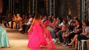 Desfile Fashion Day no Mercado Municipal de Santos em celebração aos 480 anos da cidade, destacando a cultura e moda local.