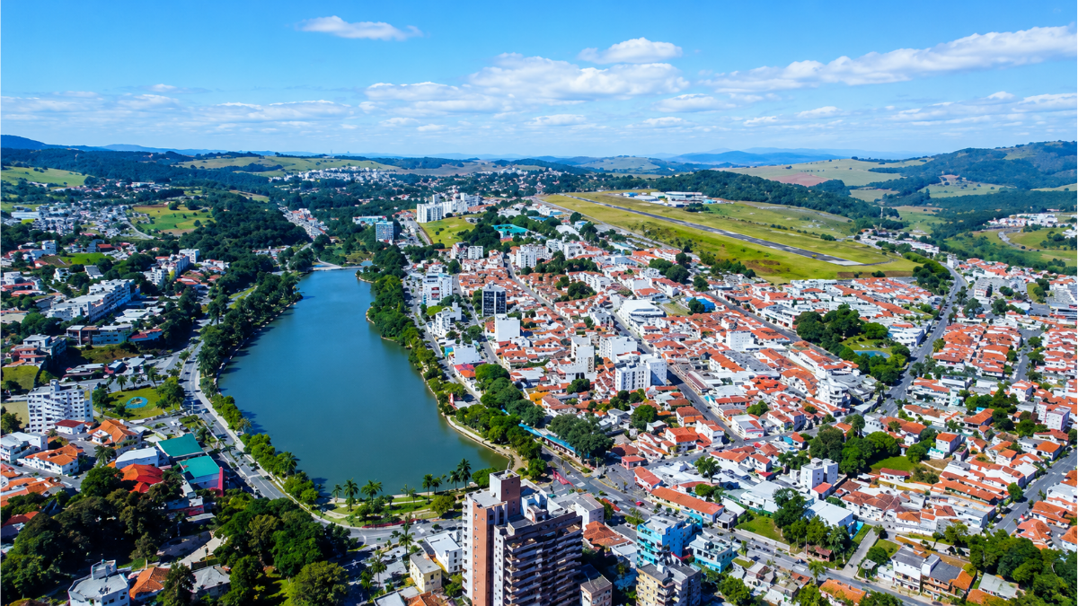 Vista panorâmica aérea de Bragança Paulista, destacando o desenvolvimento urbano e a qualidade de vida que posicionaram a cidade no topo do ranking IPS Brasil 2026.