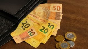Demonstração de dinheiro para acessar o programa Desenrola 2.0 e realizar a renegociação de dívidas bancárias e do Fies.