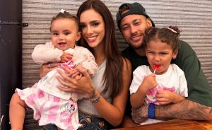 Bruna Biancardi e Neymar posam com as filhas Mavie e Mel em registro de apoio ao jogador durante a apresentação à Seleção Brasileira para a Copa do Mundo de 2026.