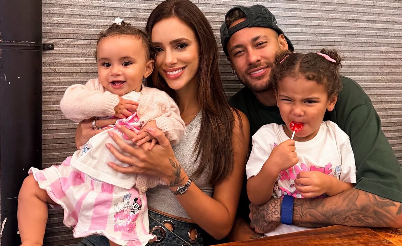 Bruna Biancardi e Neymar posam com as filhas Mavie e Mel em registro de apoio ao jogador durante a apresentação à Seleção Brasileira para a Copa do Mundo de 2026.