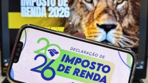 Contribuinte utilizando um computador para realizar a declaração do Imposto de Renda 2026 antes do encerramento do prazo oficial.