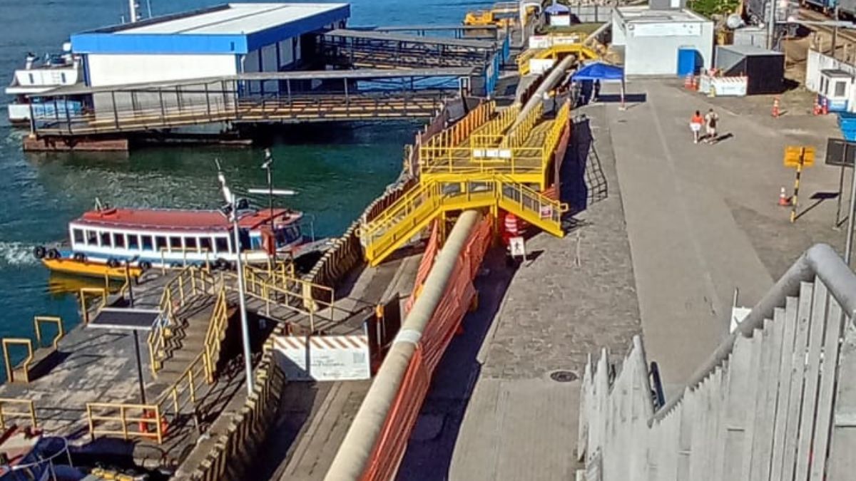 Obras da Sabesp para instalação de novas tubulações e melhoria do sistema de abastecimento de água no distrito de Vicente de Carvalho, em Guarujá.