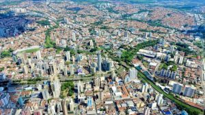 Vista panorâmica de uma cidade do interior paulista, ilustrando a reportagem sobre os baixos índices de homicídios em municípios da área de cobertura do VTV.