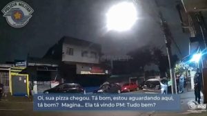 Policiais militares atendendo ocorrência de violência doméstica em São Paulo após vítima simular pedido de pizza pelo 190 para pedir socorro.