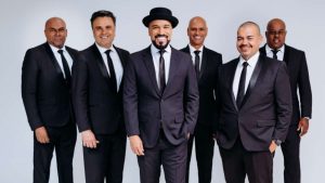 Integrantes do grupo de pagode Só Pra Contrariar em apresentação no palco do Parque da Festa do Figo durante as comemorações de 130 anos de Valinhos.