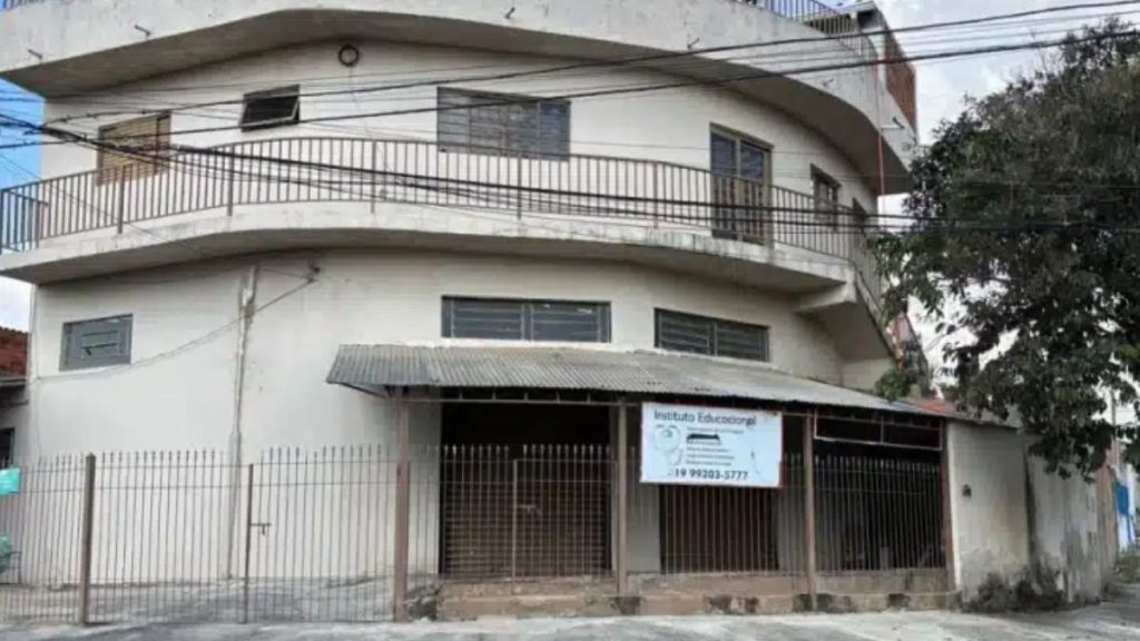 Entrada da escola técnica em Campinas suspeita de operar sem autorização, mostrando a estrutura física da instituição mencionada na denúncia de diplomas inválidos.