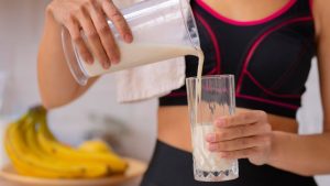 Atleta ilustrando a importância da nutrição e alimentação para ciclistas no desempenho esportivo.