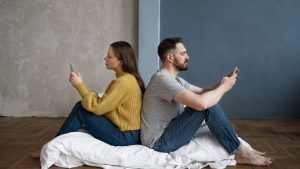 Casal em momento de reflexão ou distanciamento emocional, representando os desafios da conexão em relacionamentos longos.