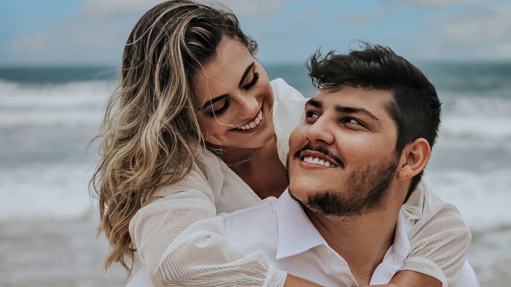 Parceiros em uma conversa séria ou momento de introspecção, simbolizando a busca por resgatar a admiração e o interesse mútuo.