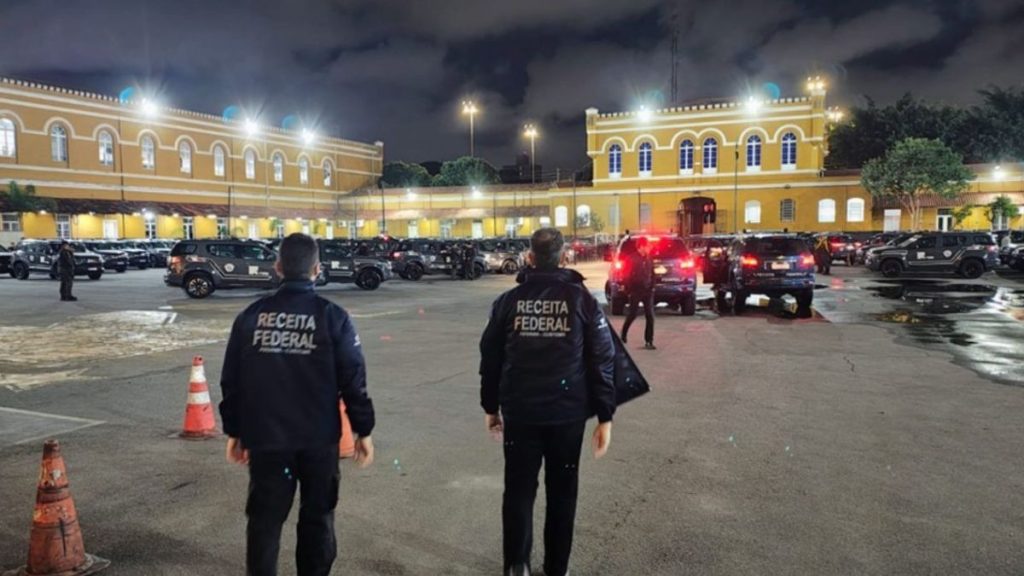 Agentes do Gaeco e da Receita Federal em operação de busca e apreensão contra movimentações financeiras ilícitas do PCC.
