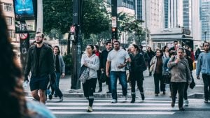 Trabalhadores em busca de vagas de emprego, representando o aumento da taxa de desocupação no Brasil para 5,8% conforme dados do IBGE.