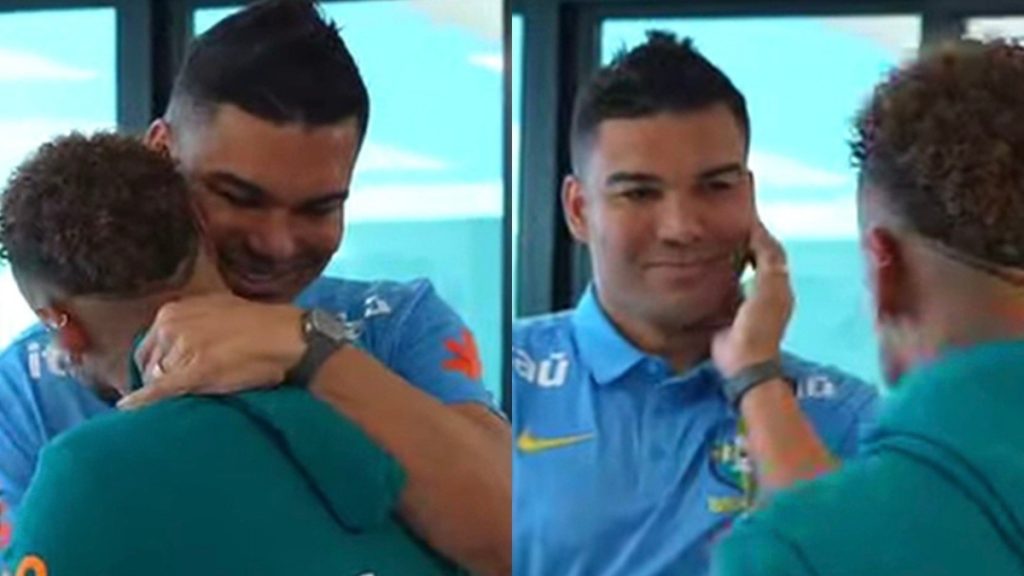 Casemiro e Neymar sorridentes durante reencontro em treinamento da Seleção Brasileira na Granja Comary em Teresópolis.