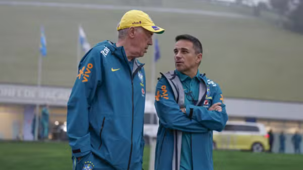 Carlo Ancelotti e Rodrigo Caetano conversam no gramado durante um treinamento da Seleção Brasileira na Granja Comary.