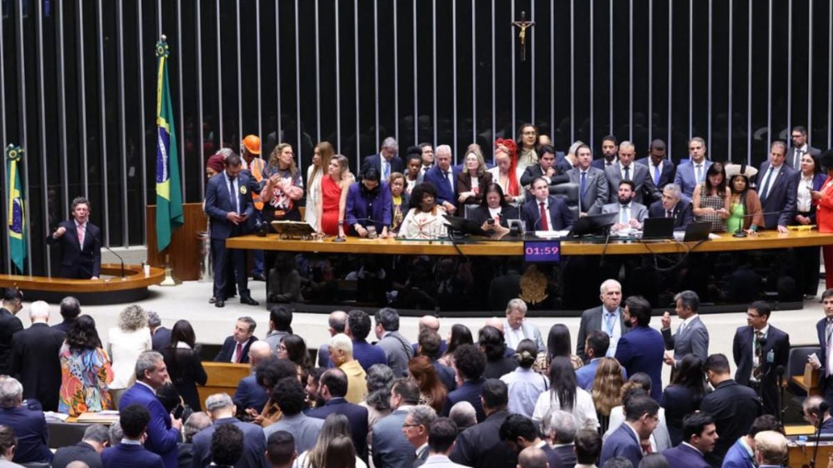 Plenário da Câmara dos Deputados durante a sessão de votação da PEC que propõe o fim da escala 6x1 e a redução da jornada de trabalho para 40 horas semanais.