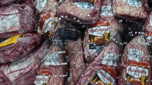 Peças de carne picanha embaladas em um balcão de supermercado atacadista em Itanhaém.