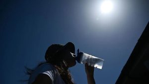 Vista panorâmica de cidade europeia sob céu claro e sol forte, simbolizando a cúpula de calor que atinge países como Itália e França.