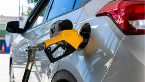 Bomba de combustível em um posto de abastecimento, representando o cenário de reajuste no preço da gasolina e a aplicação de subsídios federais.