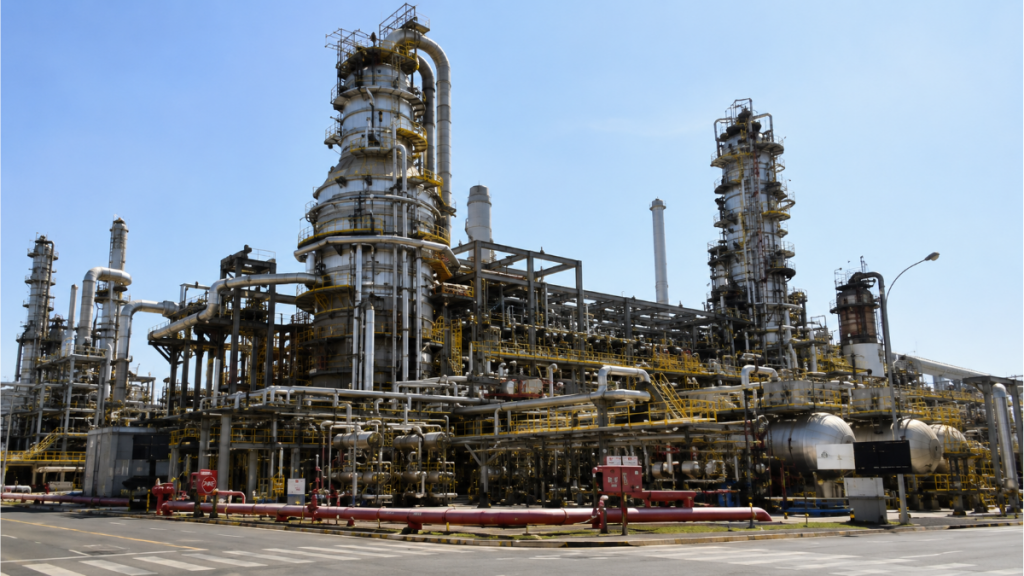 Vista das instalações industriais da refinaria Replan da Petrobras em Paulínia, São Paulo, onde o reajuste no preço da gasolina para as distribuidoras passa a vigorar.