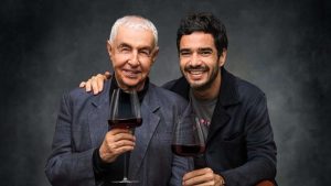 Os atores Caio Blat e Elias Andreato em cena do espetáculo Memórias do Vinho, representando o reencontro entre pai e filho em uma adega.