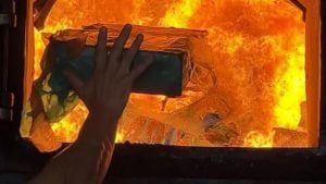 Tabletes de drogas apreendidas pela Polícia Federal no Porto de Santos preparados para o processo de incineração.