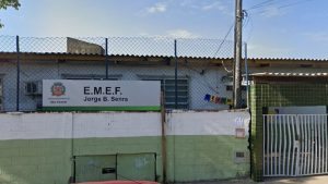 Fachada da Unidade Educacional Jorge Bierrenbach Senra, no bairro Rio Branco em São Vicente, local onde ocorreu a briga entre mães após denúncia de bullying.