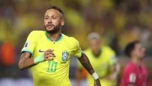 Neymar Jr. em ação pela Seleção Brasileira, ilustrando a notícia sobre sua lesão de grau 2 na panturrilha e o processo de recuperação para a Copa de 2026.