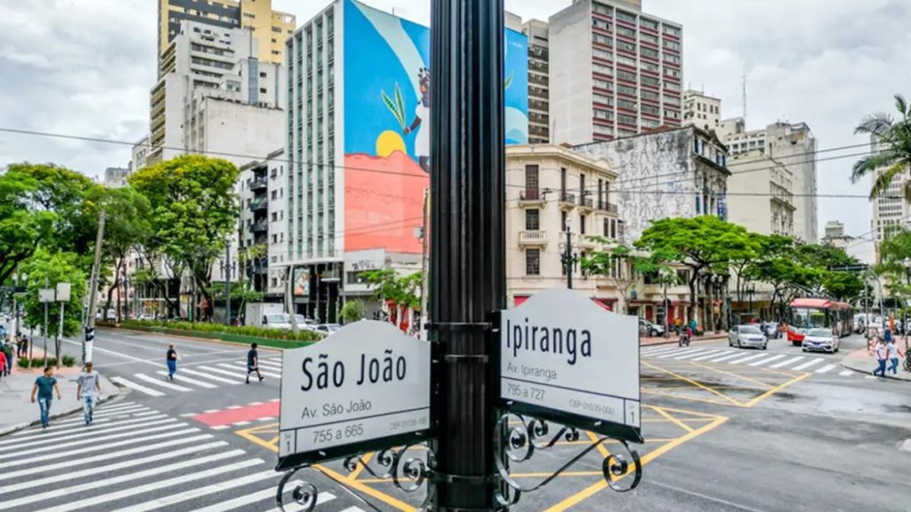 Vista do Boulevard São João no centro de São Paulo, área impactada pela decisão judicial que suspendeu a instalação de grandes painéis de publicidade digital.