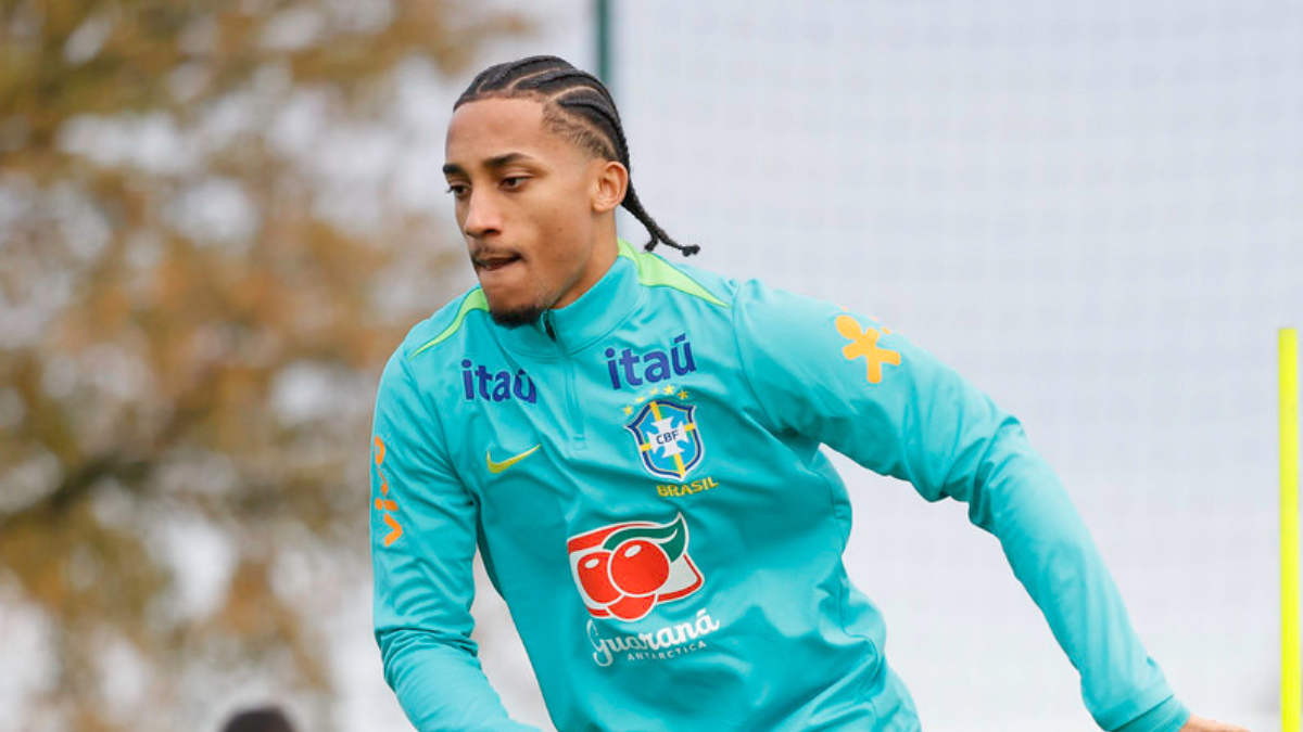 Neymar Jr. vestindo o uniforme da Seleção Brasileira com expressão de foco, representando a situação do atacante em meio à recuperação de lesão para a Copa do Mundo.