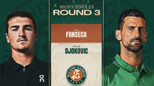 O tenista brasileiro João Fonseca em ação no saibro de Roland Garros durante sua campanha histórica antes do confronto contra Novak Djokovic.