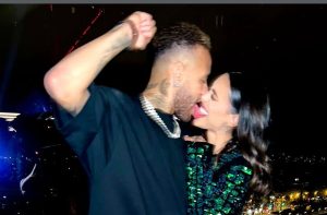 Bruna Biancardi em vídeo para seu canal no YouTube, apresentando a galeria de quadros e fotos que contam a história de seu relacionamento com Neymar na mansão do casal.