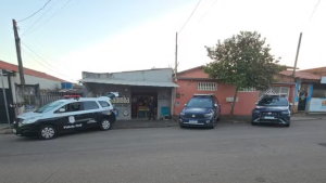 Viatura da Polícia Civil estacionada durante operação de combate à exploração sexual de adolescentes em Sumaré e Nova Odessa.