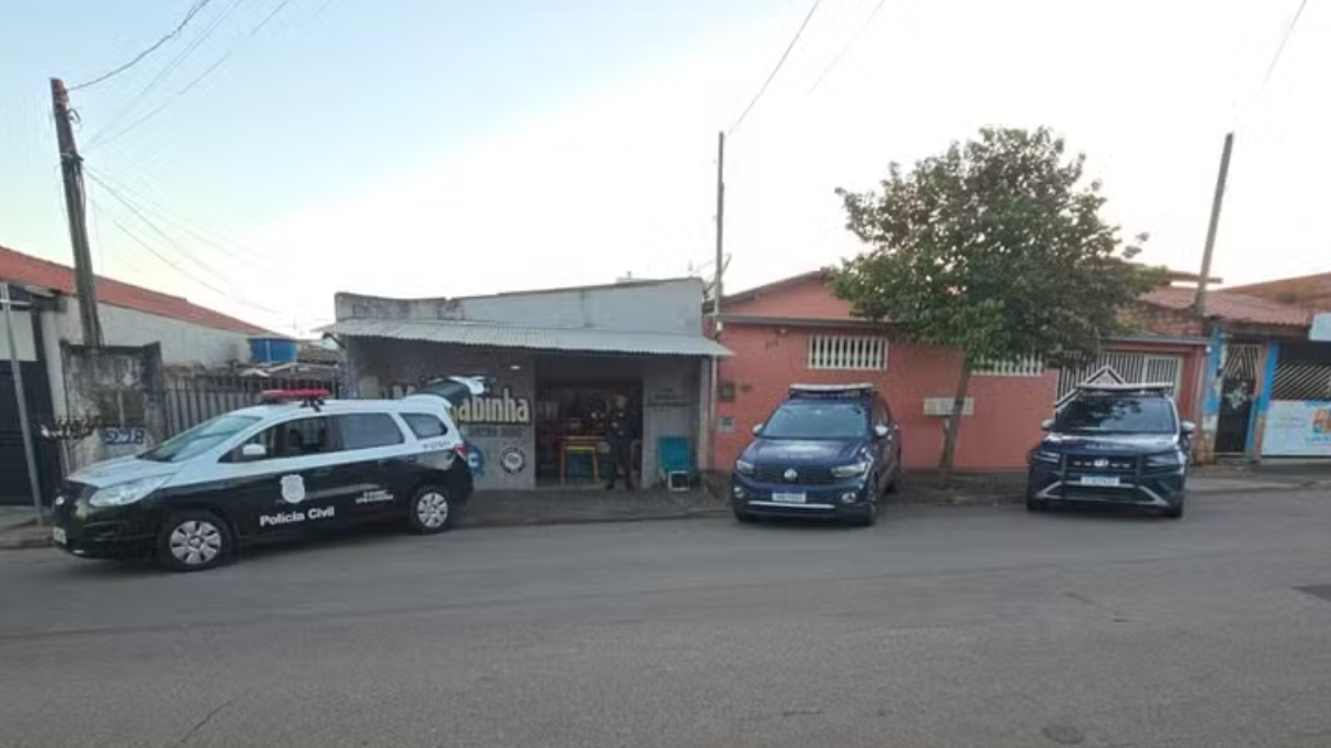 Viatura da Polícia Civil estacionada durante operação de combate à exploração sexual de adolescentes em Sumaré e Nova Odessa.