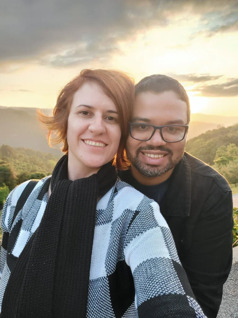 Alessandra e Caio sorrindo juntos em um momento de lazer, exemplificando um casal real que transformou o relacionamento virtual em uma história duradoura.