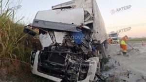 Carreta de cimento tombada na Rodovia dos Bandeirantes, km 142, em Limeira, após colisão entre dois veículos de carga no sentido interior.