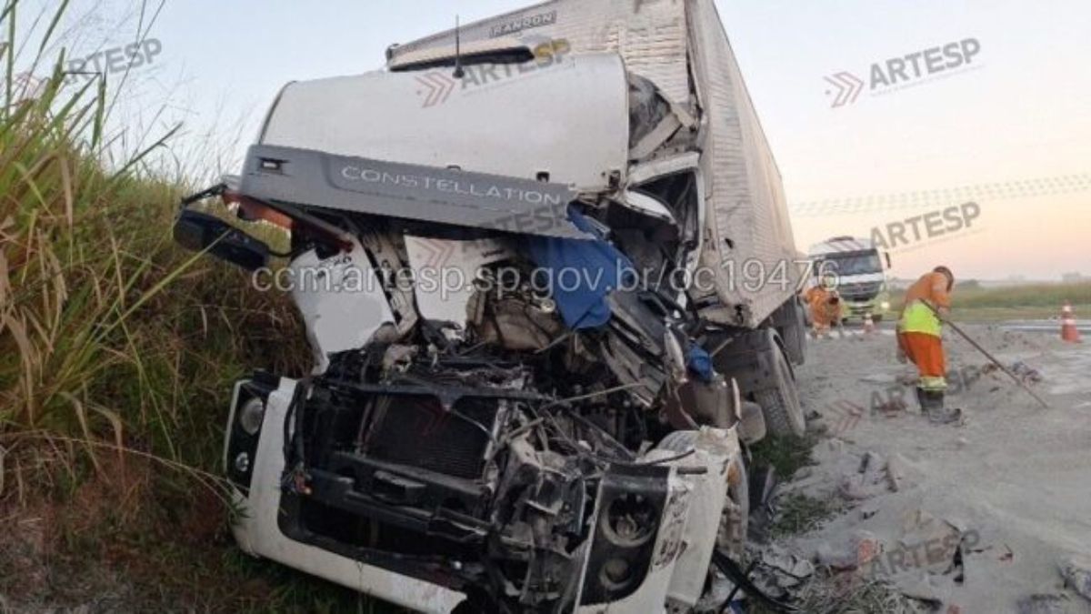 Carreta de cimento tombada na Rodovia dos Bandeirantes, km 142, em Limeira, após colisão entre dois veículos de carga no sentido interior.
