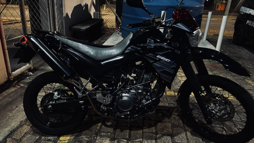 Motocicleta Yamaha XT 660 preta utilizada por suspeito de tráfico de drogas e localizada pela Polícia Militar no bairro Jaguari, em Americana.