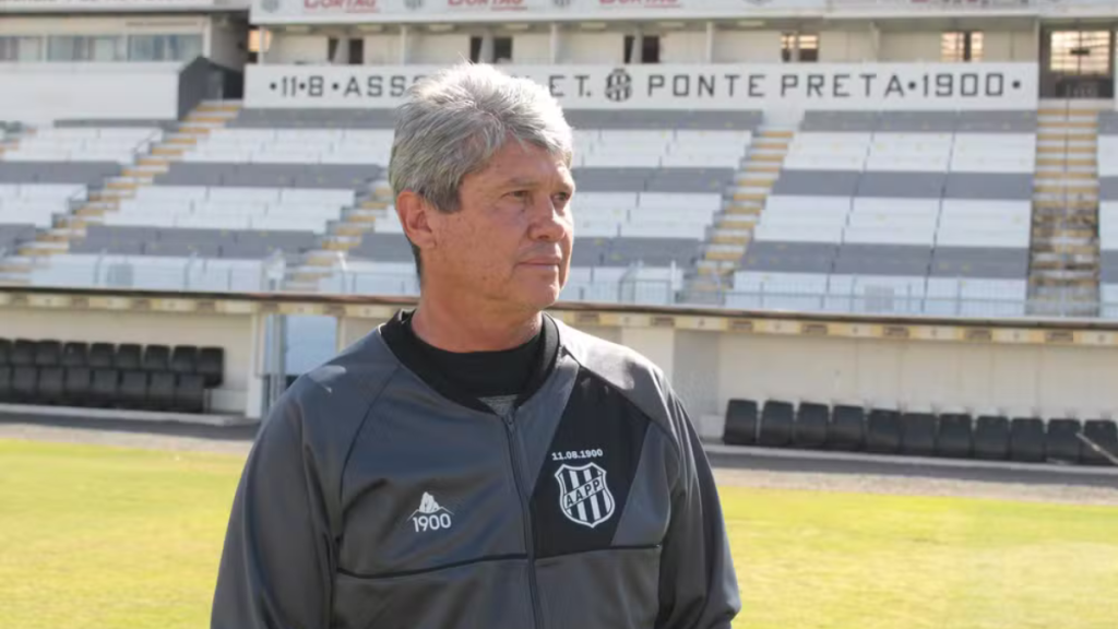 Edson Boaro, auxiliar técnico da Ponte Preta, que poderá comandar a equipe interinamente na partida contra o Botafogo-SP pela Série B.