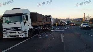 Colisão entre carreta e caminhão no km 130 da Rodovia Anhanguera, em Americana, com registro de lentidão no trânsito sentido norte.