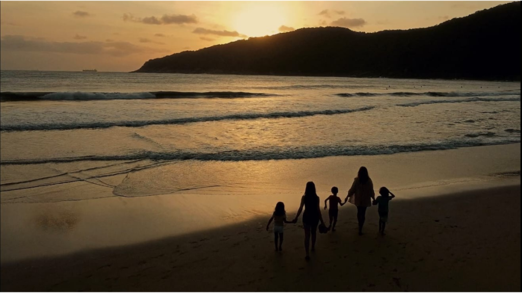 A surfista Juliana Frare durante sua rotina que concilia treinos de big surf, maternidade e a produção audiovisual de sua trajetória no esporte.
