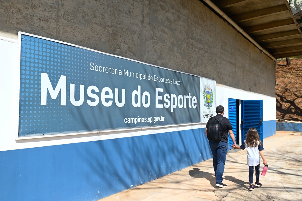 Fachada do Museu Municipal do Esporte no Parque Taquaral em Campinas, sede da exposição sobre a história do futebol campineiro.