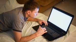 Excesso de tela antes de dormir prejudica o sono