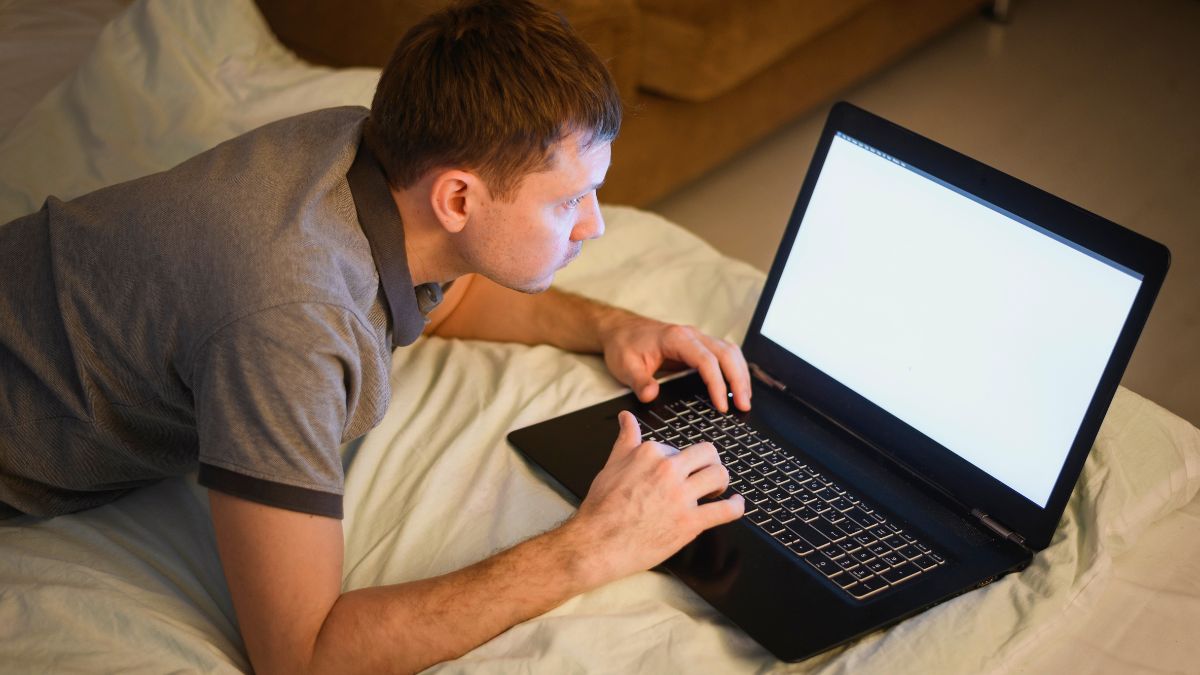 Excesso de tela antes de dormir prejudica o sono