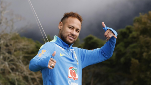 Neymar Jr. com uniforme da Seleção Brasileira em momento de concentração, representando sua preparação para a Copa do Mundo e superação da lesão na panturrilha.